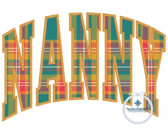 Può includere: La parola "NANNY" in un grande font arcuato. Le lettere sono riempite con un motivo a quadri in tonalità di rosso, giallo, verde e bianco. Le lettere hanno un contorno dorato.