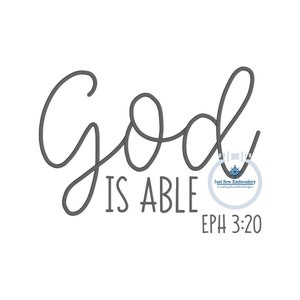Könnte beinhalten: Schwarz-weißer kursiv geschriebener Text mit der Aufschrift "Gott ist fähig Eph 3:20". Ein kleiner grauer Stickrahmen mit einem blauen Kompass-Design und dem Text "Just Sew Embroidery Creating Beautiful Designs" befindet sich in der oberen rechten Ecke des Bildes.