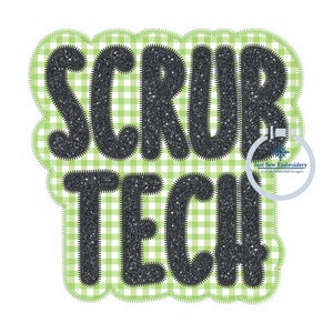 Könnte beinhalten: Schwarzes und grünes Glitzer-Stickdesign mit dem Text "Scrub Tech" auf einem grün-weiß karierten Hintergrund.