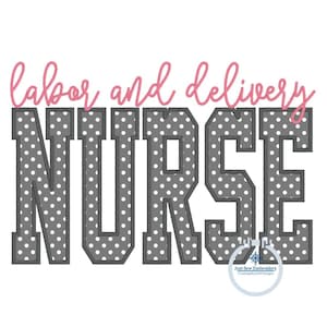 Puede incluir: Un diseño gráfico con las palabras "labor and delivery NURSE". La palabra "NURSE" está en letras de bloque grises grandes con lunares blancos. Las palabras "labor and delivery" están en escritura rosa encima de la palabra "NURSE". Un pequeño logotipo está en la esquina inferior derecha.