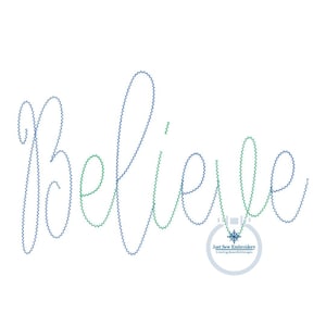 Könnte beinhalten: Weißer Hintergrund mit dem Wort "Believe" in Schreibschrift. Das Wort ist in einem blau-grünen Zickzackmuster gestickt. Ein kleines Logo mit Text und einem Schneeflocken-Design befindet sich in der unteren rechten Ecke.