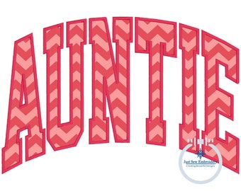 Può includere: Un ricamo a chevron rosa e rosso del termine "AUNTIE" in un carattere grande e audace.