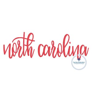 Puede incluir: Texto rojo en cursiva que dice "north carolina" sobre un fondo blanco. La escritura es fluida y elegante. Un pequeño logotipo de "Just Sew Embroidery" está en la esquina inferior derecha.