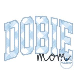 Puede incluir: Diseño de bordado a cuadros azul y blanco con la palabra "DOBIE" en una fuente grande y en negrita. Debajo de la palabra está la palabra "mom" en una fuente más pequeña y cursiva.