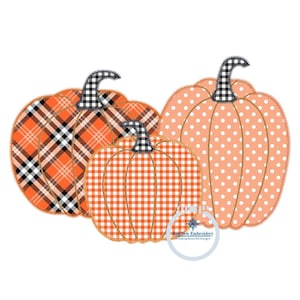 Pode incluir: Três abóboras decorativas em vários tamanhos e padrões. As abóboras apresentam desenhos de xadrez vichy, xadrez e bolinhas laranja e branco. Cada abóbora tem um caule xadrez preto e branco e um contorno costurado.