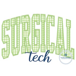 以下が含まれることがあります： 緑と白のギンガムチェック模様で「SURGICAL tech」と書かれたデジタルデザイン。 「tech」の文字は濃い青色の筆記体フォントです。 「Just Sew Embroidery」のロゴが右下にあります。