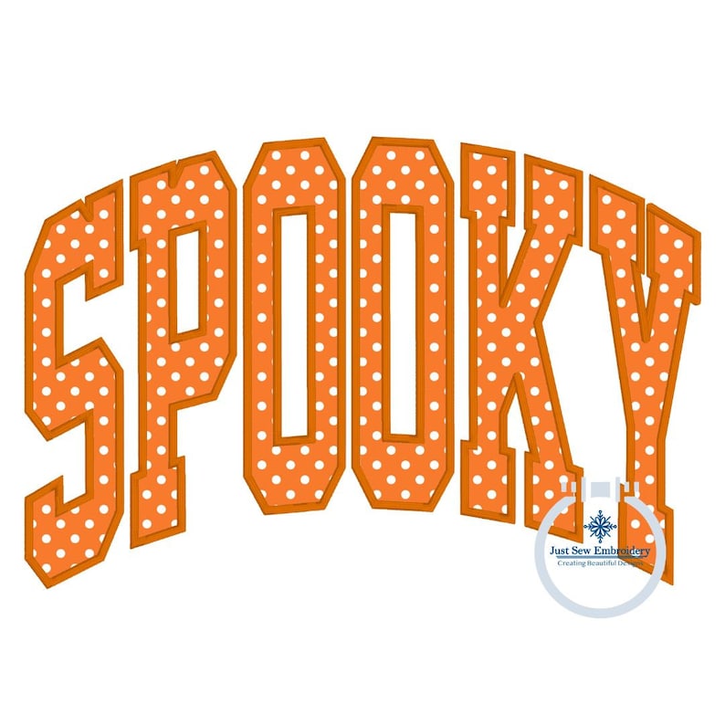 Op de afbeelding: Oranje en witte stippen tekst "SPOOKY" in een varsity-stijl lettertype. De tekst is omrand met oranje.