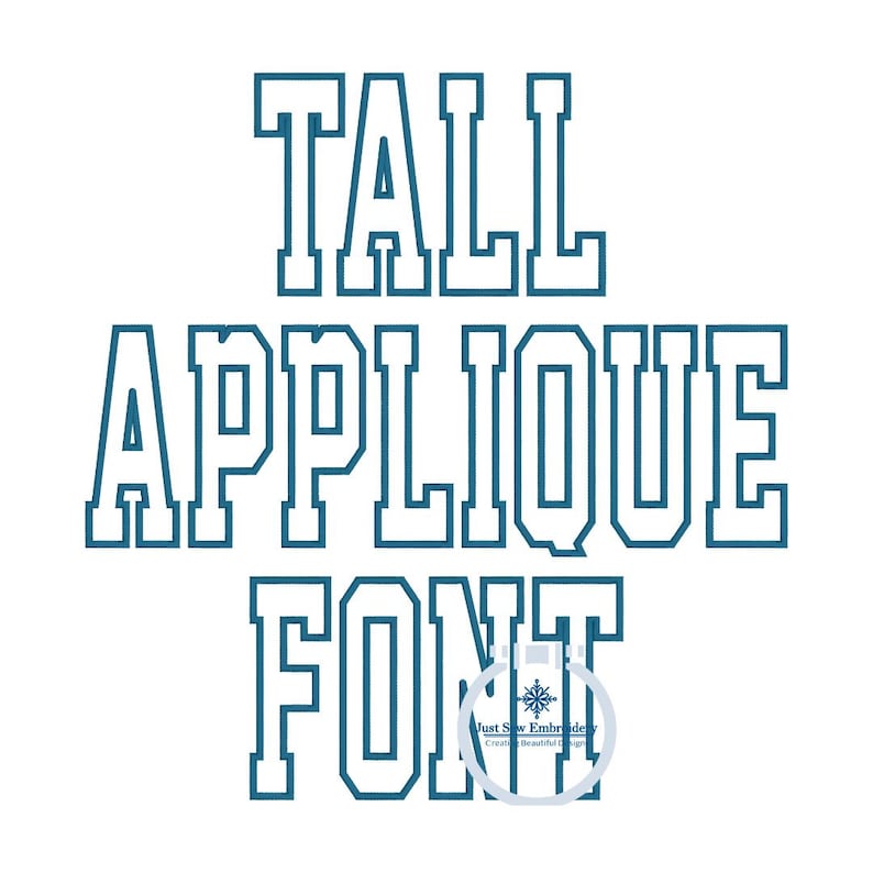 Puede incluir: Dise&ntilde;o de fuente de aplique alto en un contorno azul audaz. El texto dice "TALL APPLIQUE FONT" con un peque&ntilde;o logotipo en la parte inferior que dice "Just Sew Embroidery".