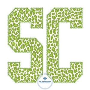 以下が含まれることがあります： 緑と白のレオパード柄の「SC」の文字。大学風のフォントで、ステッチの縁取りが施されています。