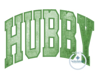 Può includere: Ricamo verde e bianco del vocabolo "HUBBY" in un font in stile universitario vintage.