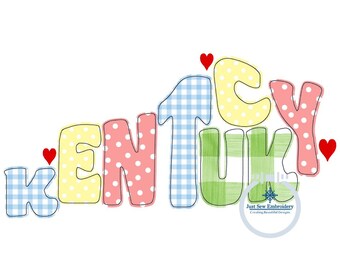 Könnte beinhalten: Ein farbenfrohes Applikationsdesign, das "Kentucky" mit roten Herzen buchstabiert. Die Buchstaben bestehen aus verschiedenen Stoffen mit Punkten, Karos und Karos.