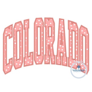 Może przedstawiać: Wzór haftu w kolorze różowym i białym w kropki z napisem "COLORADO" w pogrubionym, łukowatym kroju pisma.