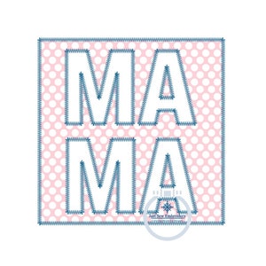 Pode incluir: Um fundo de bolinhas rosa e branco com a palavra "MAMA" em letras azuis delineadas. As letras são costuradas com fio azul.