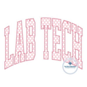 以下が含まれることがあります： 白い背景に、ピンクのドット模様で「Lab Tech」という文字が刺繍されたデザインです。