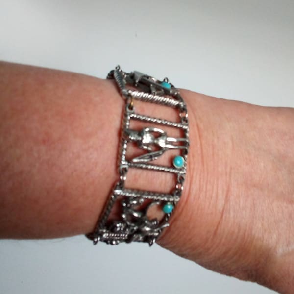 Iowa 1950s tourist braclet with Indians symbols.