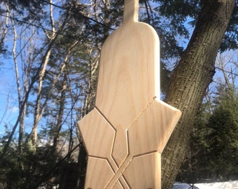 Botella de vino de paleta griega con copas de vino.