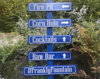 Signos direccionales de la boda tallados