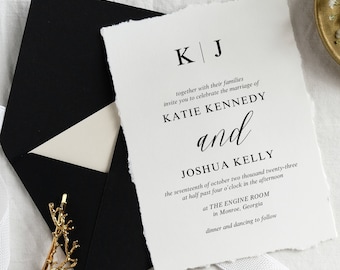 Puede incluir: Una invitación de boda blanca con texto negro. La invitación dice "KJ" en la esquina superior derecha, seguida de "together with their families invite you to celebrate the marriage of KATIE KENNEDY and JOSHUA KELLY the seventeenth of october two thousand twenty-three at half past four o'clock in the afternoon at THE ENGINE ROOM in Monroe, Georgia dinner and dancing to follow."