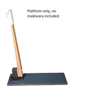Puede incluir: Una plataforma de madera y negra con un soporte vertical de madera y un asa blanca. El texto de la imagen dice: "Solo plataforma, no makiwara incluido."