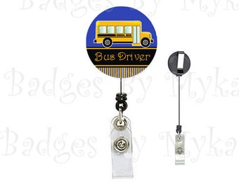 Puede incluir: Un autobús escolar amarillo sobre un fondo azul con el texto "Bus Driver" en letras doradas. La imagen está en un portagafete redondo con un borde rayado negro y dorado.