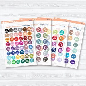 Peut inclure: Quatre feuilles de nuanciers avec des échantillons de couleurs. Chaque feuille présente une palette de couleurs différente, notamment arc-en-ciel sourd, arc-en-ciel et tranquillité et vibrant. Les feuilles sont étiquetées avec des noms et des numéros de couleurs.