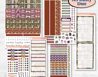 Op de afbeelding: Een verzameling plannerstickers met een herfstthema. De stickers bevatten afbeeldingen van boeken, katten en bladeren in bruin-, groen- en paarse tinten. De tekst "A5 Daily Duo" is zichtbaar.