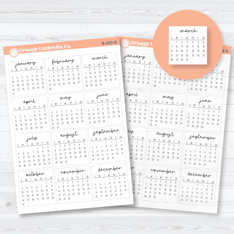 Op de afbeelding: Vellen kalenderstickers met maanden van januari tot en met december, in een eenvoudig handschrift. De stickers zijn licht perzik van kleur met een klein oranje logo.