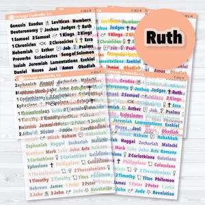 Peut inclure: Autocollants de livres de la Bible avec des titres variés et colorés. Le mot "Ruth" est mis en évidence sur un autocollant circulaire. Provenant de Orange Umbrella Co.