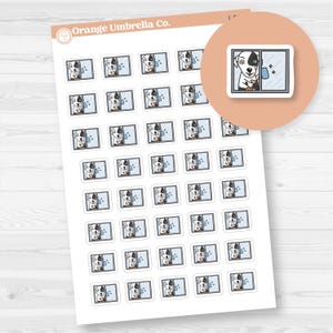 Peut inclure: Feuille d'autocollants représentant un chien de dessin animé nettoyant une fenêtre. Le chien est noir et blanc avec une tasse marron. Les autocollants sont disposés en rangées et en colonnes sur fond blanc. La marque "Orange Umbrella Co." est en haut.