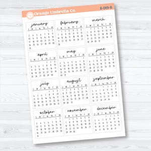 Op de afbeelding: Een vel witte kalenderstickers met de maanden van het jaar. Elke maand wordt weergegeven in een apart vak met de dagen van de week en de datums in zwarte letters. Het logo van Orange Umbrella Co. staat linksboven. Code B-089-B.