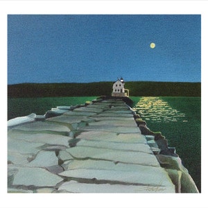 Könnte beinhalten: Ein Gemälde eines Leuchtturms auf einem Steinpier bei Nacht. Der Mond ist am Himmel sichtbar und das Wasser reflektiert das Mondlicht.