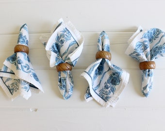 Vintage Blue and White Floral Cloth Napkins with Wooden Napkin Ring Holders, 1970s, Set of Four, Cotton Napkins, Groovy Psychedelic Pattern