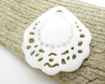 Carved Shell Pendant, Teardrop Shell, White Shell Pendant, Makabibi Shell, 23x25mm (1)