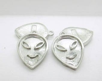 Alien Charms, Alien Earring Components, UFO Charm, Roswell Charm, Alien Pendant, Halloween Charm 25x18(2)