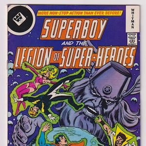 Puede incluir: Portada de cómic con Superboy y la Legión de Superhéroes. El arte de la portada representa a Superboy volando por el aire, con un gran villano de piel morada llamado Mordru en el fondo. El texto de la portada dice "Superboy y la Legión de Superhéroes". El lema dice "El mayor enemigo de la Legión regresa... No te lo puedes perder... Mordru: ¡Maestro de la Tierra!"