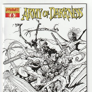 Może przedstawiać: Czarno-biała okładka komiksu Army of Darkness #6. Okładka przedstawia szkieletową postać trzymającą piłę łańcuchową, otoczoną czaszkami i innymi demonicznymi postaciami.