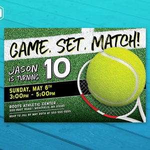 以下が含まれることがあります： 緑と白のテニスコートをテーマにした10歳の誕生日パーティーの招待状。招待状には「ゲーム、セット、マッチ！」とテニスボールとラケットが描かれています。パーティーは、5月6日（日）午後3時から午後5時まで、ルーツアスレチックセンターで開催されます。5月20日までにジルにRSVPしてください。電話番号は555-555-5555です。