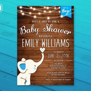 K&ouml;nnte beinhalten: Eine Babyparty-Einladung mit rustikalem Holzhintergrund und einem niedlichen Cartoon-Elefanten, der ein Herz h&auml;lt. Die Einladung lautet "Bitte nehmen Sie an unserer Babyparty zu Ehren von Emily Williams teil" und enth&auml;lt Datum, Uhrzeit und Ort der Veranstaltung. Au&szlig;erdem steht darauf "RSVP bis zum 19. Mai an Molly unter 555-555-5555" und "Emily ist bei Target registriert."