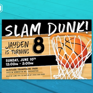 Op de afbeelding: Een basketbal-thema verjaardagsuitnodiging met een zwart-witte basketbalring en een basketbal die door het net gaat. De tekst luidt "SLAM DUNK! Jayden wordt 8. Zondag 10 juni 12:00 - 14:00. Altitude Trampoline Park 3333 W Henrietta Rd Rochester. RSVP v&oacute;&oacute;r 4 juni aan Kaitlin op (555) 555-5555."