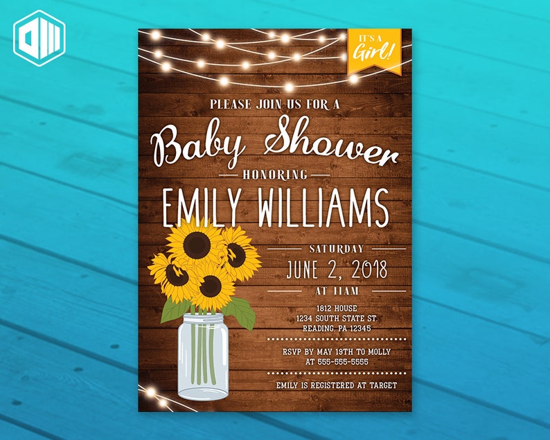K&ouml;nnte beinhalten: Ein rustikaler Holz Hintergrund mit Lichterketten und einem Sonnenblumen Arrangement in einem Einmachglas. Der Text lautet "Baby Shower zu Ehren von Emily Williams, Samstag, 2. Juni 2018 um 11 Uhr, 1812 House, 1234 South State St. Reading PA 12345, RSVP bis zum 19. Mai an Molly unter 555-555-5555, Emily ist bei Target registriert."