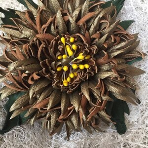 Chrysantemium Flower Leather Brooch.