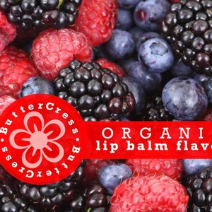 Puede incluir: Primer plano de una mezcla de bayas frescas, incluyendo frambuesas, arándanos y moras. La imagen presenta una pancarta roja con el texto "ORGANIC lip balm flavor" y un logotipo que dice "ButterCress".