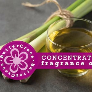 Puede incluir: Un vaso de aceite de fragancia concentrado junto a un manojo de limoncillo atado con hilo. La imagen presenta un logotipo morado y blanco que dice "ButterCress". El texto "CONCENTRATED fragrance oil" se muestra en una pancarta morada.