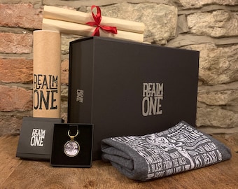 Realm One personalisierte Geschenkbox – von World of Warcraft/Mittelalter inspiriertes Geschenkset – T-Shirt, Kunstdruck, Schlüsselanhänger und individuelle Schriftrolle