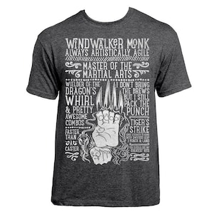 Puede incluir: Una camiseta gris oscuro con un diseño gráfico blanco que presenta una mano en una pose de artes marciales. El texto en la camiseta dice "Windwalker Monk Always Artistically Agile Master of the Martial Arts Wielder of the Dragon's Whirl & Pretty Awesome Combos Faster Than Jac Caster I Don't Bring the Brews But I Still Pack the Punch Tiger's Strike Gives Strength to Hand With Swiftest Leap I Punch & Land You Should See My Greatest Hits".