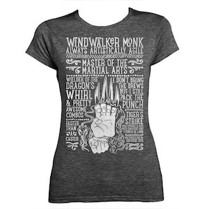 Puede incluir: Camiseta gris con texto blanco que dice "Windwalker Monk Always Artistically Agile Master of the Martial Arts Wielder of the Dragon's Whirl & Pretty Awesome Combos Faster Than Jac Caster I Don't Bring the Brews But I Still Pack the Punch Tiger's Strike Core Strength to Hand With Swiftest Leap I Punch & Land You Should See My Greatest Hits"