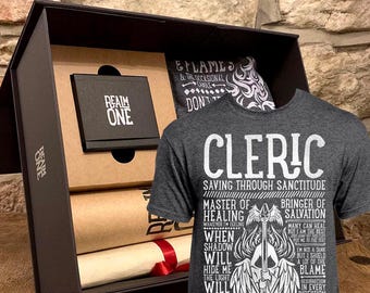 CLERIC Geschenk Set - D&D / Dungeons and Dragons inspiriert - T-shirt, Sticker, Charakterbogen und mehr!