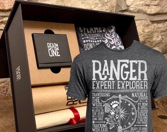 RANGER Geschenk Set - D&D / Dungeons and Dragons inspiriert - T-shirt, Sticker, Charakterbogen und mehr!