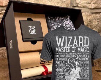 WIZARD Geschenk Set - D&D / Dungeons and Dragons inspiriert - T-shirt, Sticker, Charakterbogen und mehr!