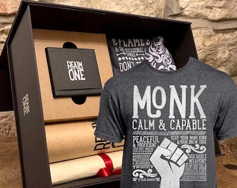 MÖNCH Geschenk Set - D&D / Dungeons and Dragons inspiriert - T-shirt, Sticker, Charakterbogen und mehr!